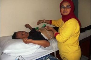 Ketua DPRD Kuningan, Rana Suparman saat diperiksa kesehatan oleh tim Laboratorium Klinik Prodia Kuningan.